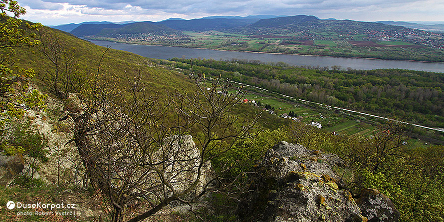 Pôsobivý výhľad zo sopečných skál na Burde na Dunaj a protiľahlý Pilis