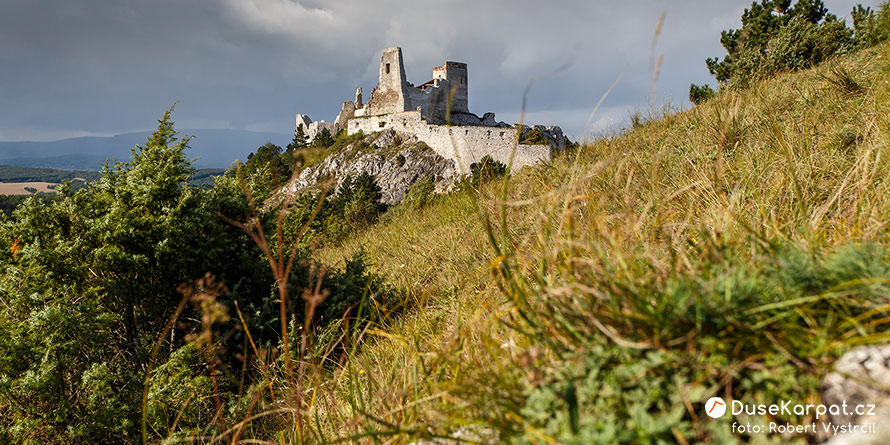 Čachtický hrad v krásnej krajine Malých Karpát