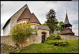 Szalonna - reformovaný kostel (református templom) a dřevěná zvonice (fa harangtornya)