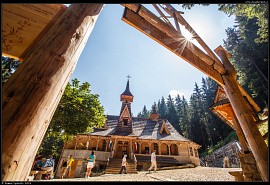 Wiktorówki - dřevěný klášter s kaplí (sanktuarium Matki Bożej Jaworzyńskiej)