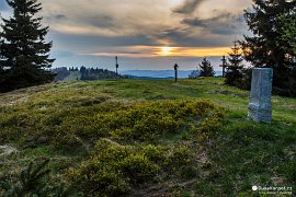 Velký Javorník - historický hraniční kámen na hřebeni, v současnosti československá hranice probíhá úbočím (2015)