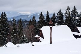 Dřevěnice se zvoničkou na Bobku s výhledem na Lysou horu (2022)