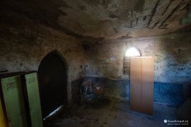 Interiér kaple slouží k uskladnění harampádí (2024)