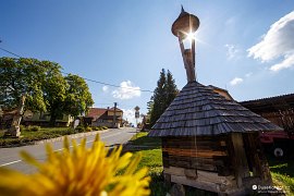 Haluzice - dřevěná zvonička v nejvýše položené obci zlínského okresu (2020)