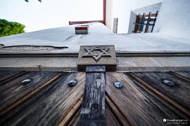 Židovská hvězda u vstupu do synagogy (2021)