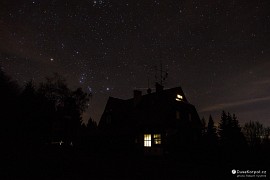 Turistická chata na Gírové v noční záři hvězd (2017)