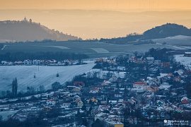 Klentnice, Svatý kopeček, Turold, v pozadí rakouské větrné elektrárny (2021)