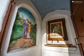 Minimalistický interiér kaple zdobí i obraz Cyrila s Metodějem (2020)