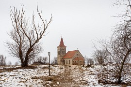 Mušovský kostelík nyní stojí osamoceně, okolní domy z bývalého Mušova byly zbourány (2017)