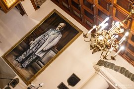 Hrabě Rothschild a nádherný kazetový strop u recepce hotelu (2022)