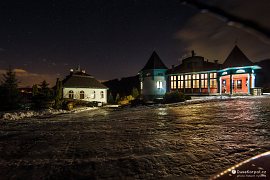 Zmrzlá noc u Zlatého orla, vlevo v pozadí svítí Ondřejník (2022)