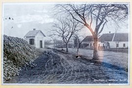 Historická fotografie hostince Kandia. Zdroj: infotabule obce Otnice. (2020)