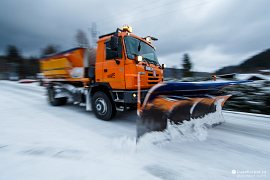 Sněžný pluh v akci na zasněžené beskydské silnici (2021)