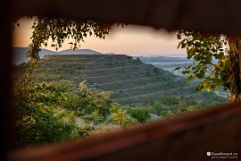 Stupňovitá pyramida Velká Slunečná, mikulovský zámek v pozadí jakoby se nacházel přesně na jejím vrcholku (2020)