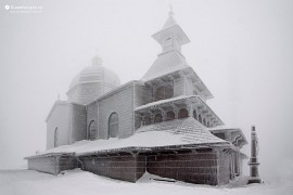 Kaple Cyrila a Metoděje šlehaná větrem a sněhem (2013)