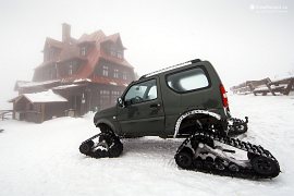 Suzuki Jimny s pásy v zimní úpravě pro horskou chatu Radegast (2021)
