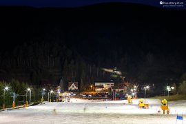Noční lyžování. Přímo pod sjezdovkou je parkoviště a restaurace Akvárko. (2020)