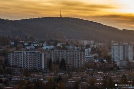 Tlustá hora s televizním vysílačem, přírodní dominanta nad centrem Zlína (2018)