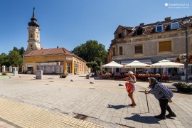 Hlavní náměstí, v pozadí srbský kostel (2022)