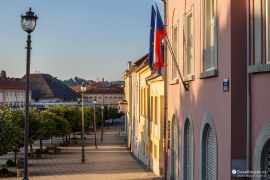 Česká vlajka na domě Svazu Čechů na hlavním náměstí (2022)