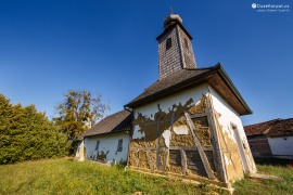 Dřevěný kostelík ve vesničce Mali Zdenci (2022)