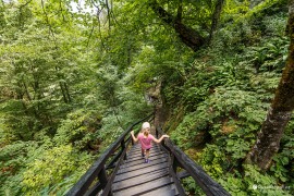 K vodopádu vede krásná soustava dřevěných schodů a lávek (2022)