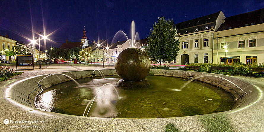 Noční atmosféra náměstí v Holešově