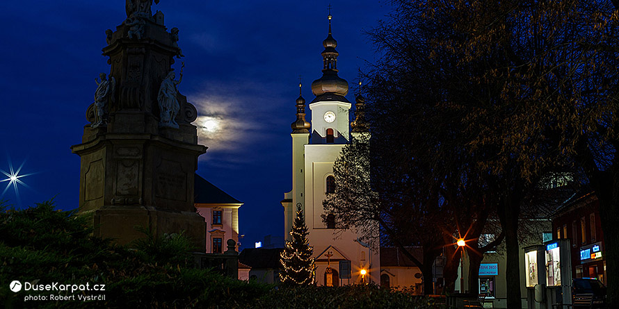 Sousoší svatého Floriána a kostel v centru Ivanovic