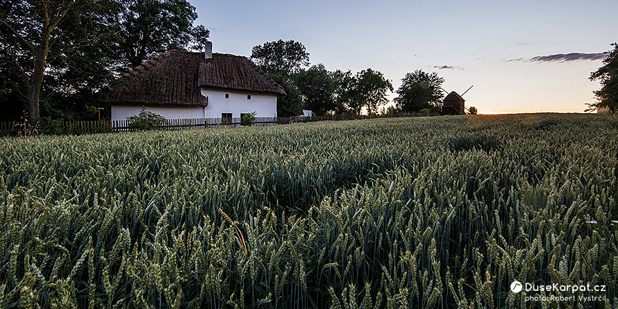 Historická usedlost Symerských (včelí dům) a větrný mlýn v Rymicích