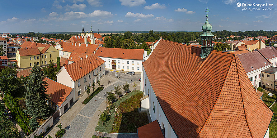 Strážnice - výhled z Bílé věže na kostel sv. Martina (vpravo) a kostel Nanebevzetí Panny Marie (v dáli vlevo)