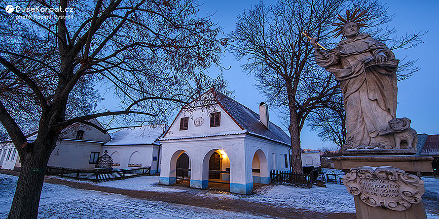 Těšanská kovárna za zimního svítání