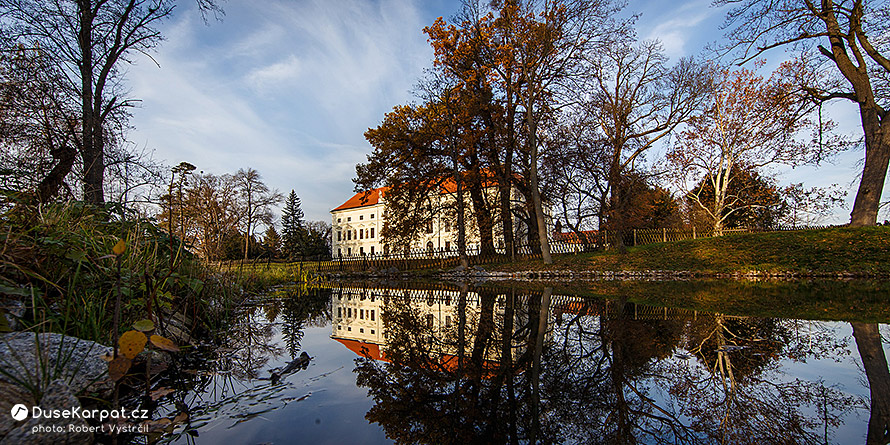 Zámek Židlochovice se zrcadlí v parkovém jezírku