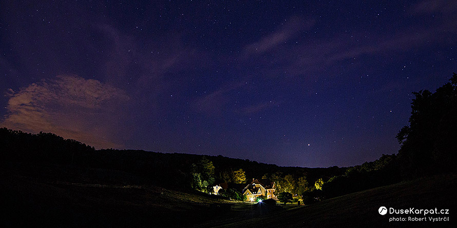 Noční klid v údolí u zámečku Cseri kastély v Balatonské vrchovině