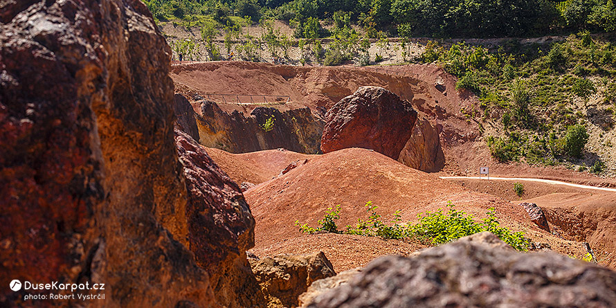 Bývalý bauxitový důl v Gántu připomíná mimozemskou krajinu Marsu