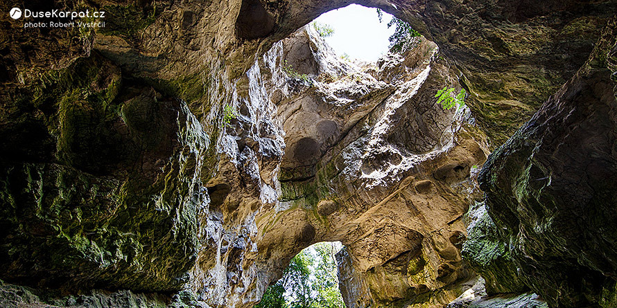 Děrovaný vstup do jeskyně Jankovich-barlang v pohoří Gerecse