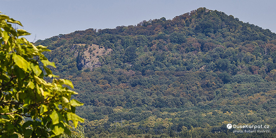 Výrazná kuželovitá hora Tátika se zříceninou na vrcholku v pohoří Keszthelyi-hegység
