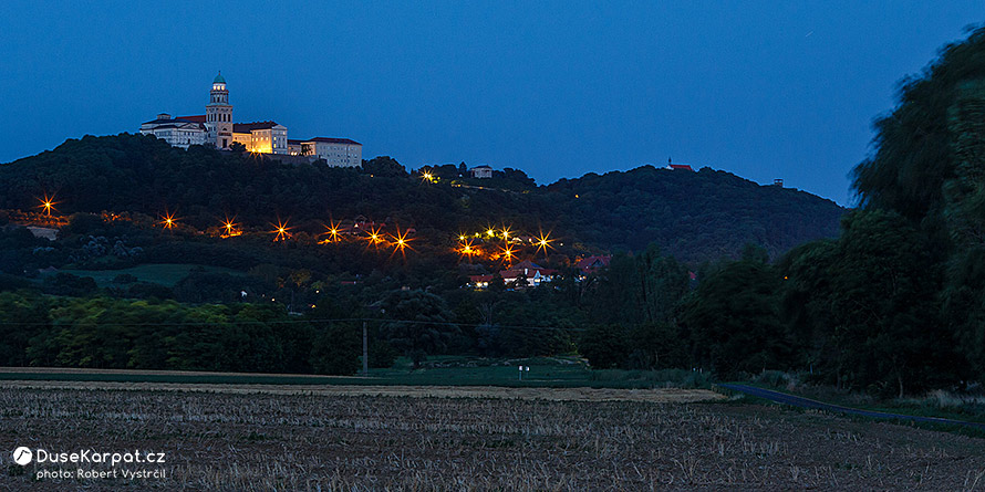 Noční panorama Pannonhalmy od klášterního komplexu po rozhlednu