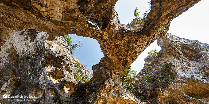 Pohádkově děrovaný skalní most Tündér kapu v Piliši