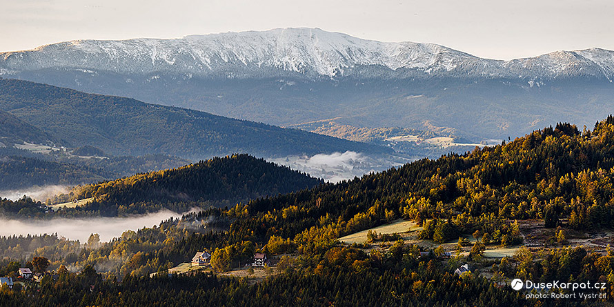Babia hora - pohled na její severní svahy nad obcí Zawoja