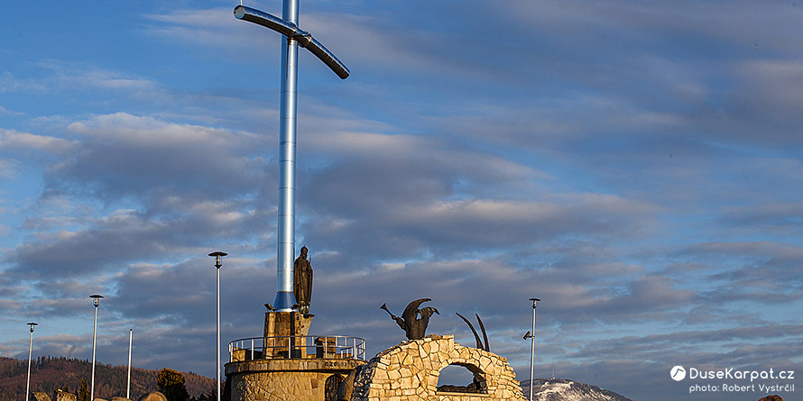 Kříž milénia na vrcholu hory Matyska