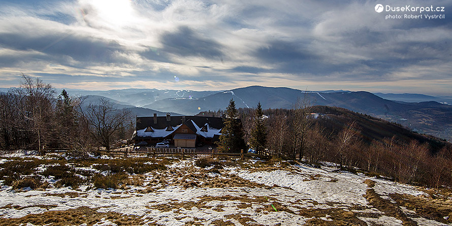 Výhled od stylové koliby Dwór Skibówki na Równici do údolí Visly