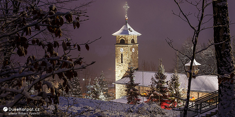 Mariánský poutní kostel na Szczyrkowské Górce během zimního večera