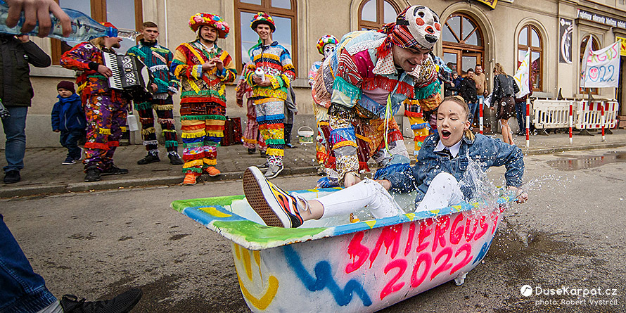 Tradiční velikonoční koupel při śmiergustu ve Wilamowicích