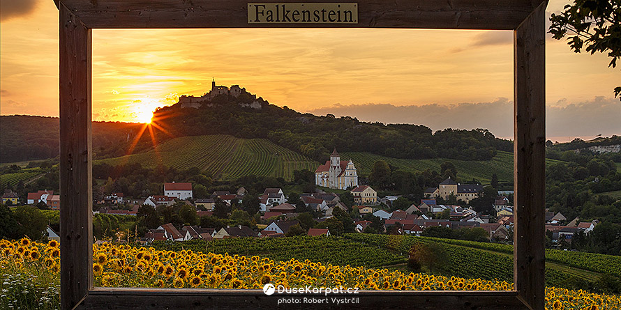 Celkový pohled na Falkenstein s kostelem a hradem
