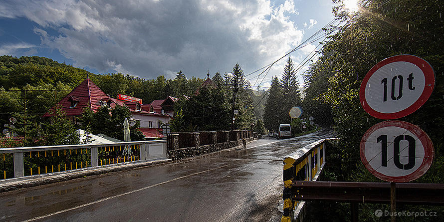 Lázně Balvanyos uprostřed hor za slunečného deště
