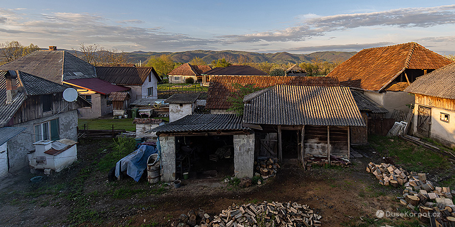 Výhled z Borleště na mohutnou hradbu pohoří Igniș