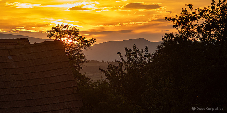 Hora Muntele Observatorului v zapadajícím slunci