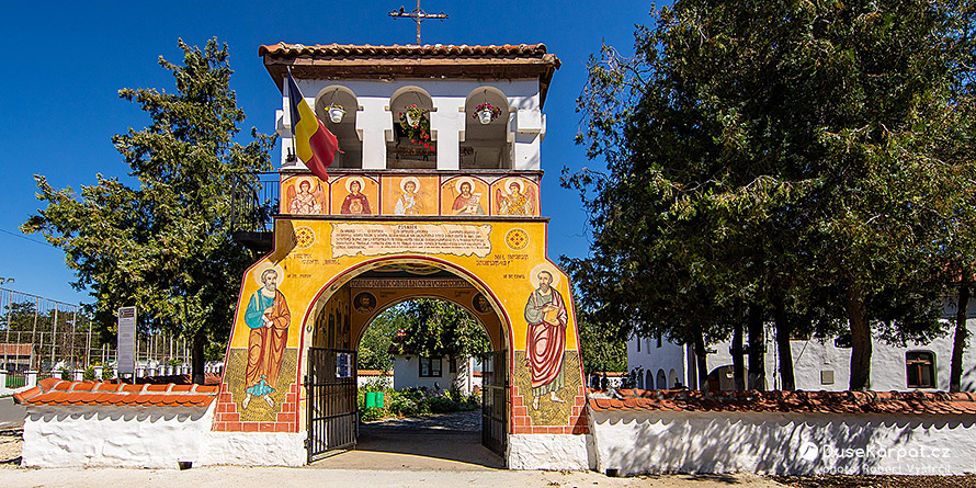 Zvonička s klopačkou před unikátním zakopaným kostelem v Istrii Zvonička s klopačkou před unikátním zakopaným kostelem v Istrii