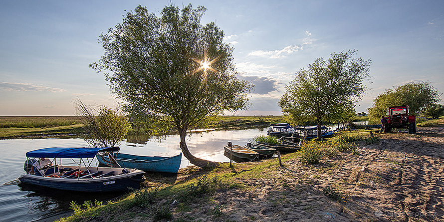 Přístaviště na dunajském kanále u zapadlé vesničky Letea Přístaviště na dunajském kanále u zapadlé vesničky Letea