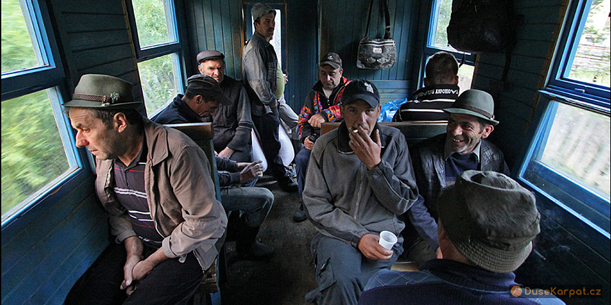 Lesní železnice Vișeu de Sus - dělníci v interiéru vozu